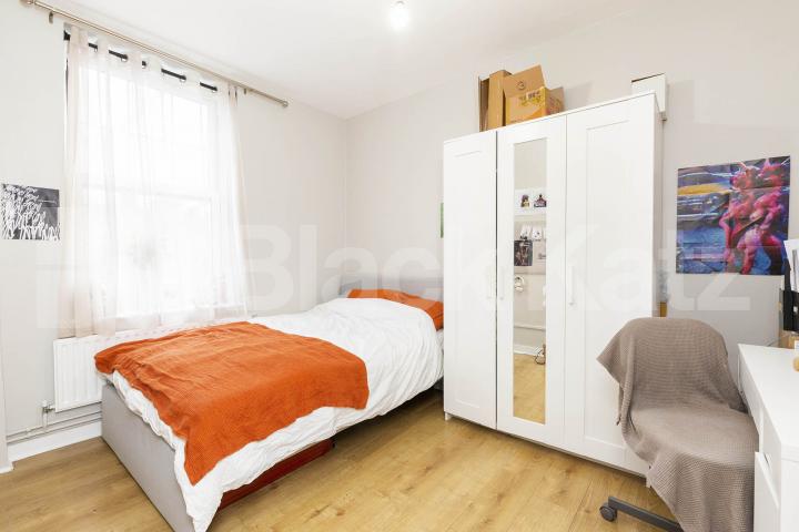 Recently refurbished three double bed flat mins to Tube & Regents Park Arlington Road , Camden